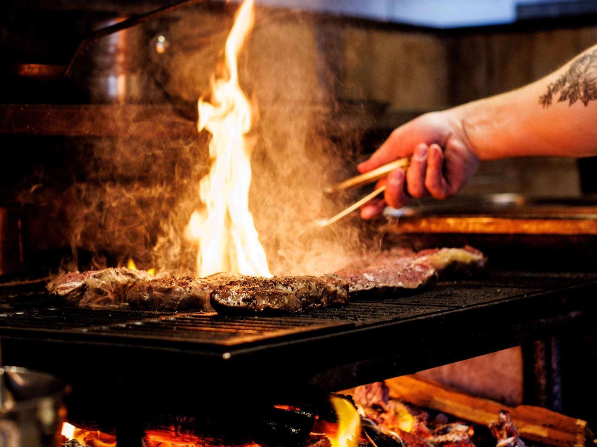 Hotel Chadstone Melbourne Mgallery Collection Extérieur photo Cooking with a flaming broiler